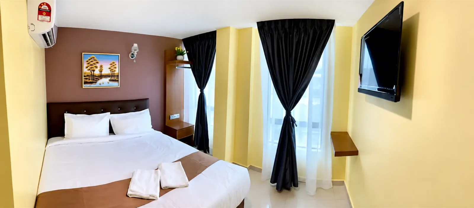 Hotel Selesa queen room with tall windows