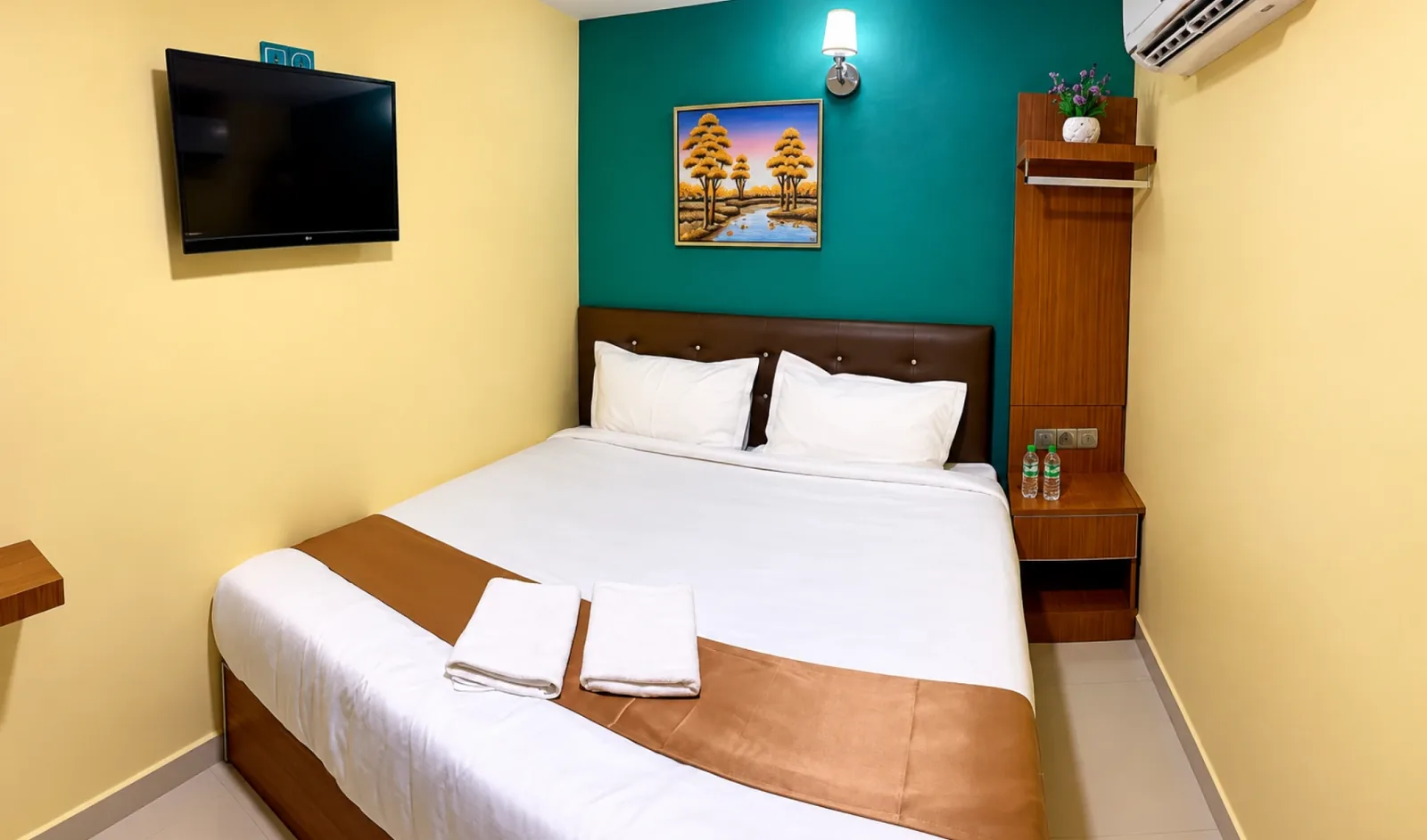 Hotel Selesa queen room with teal feature wall